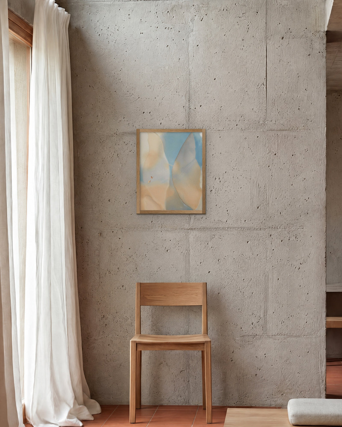 Bliss kunsttryk 40 x 50 cm i egetræsramme over stol i betonrum