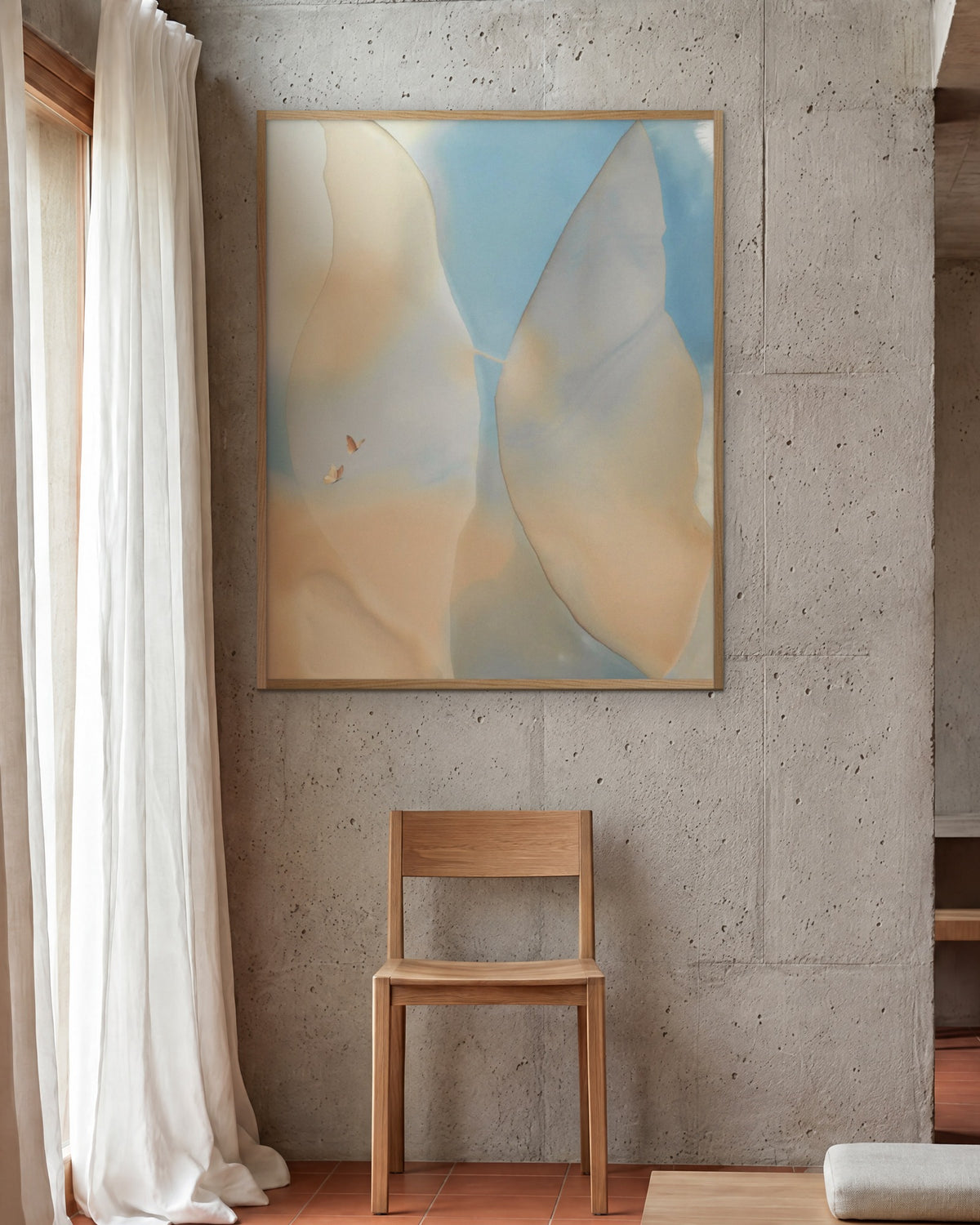 Bliss kunsttryk 100 x 125 cm i egetræsramme over stol i betonrum