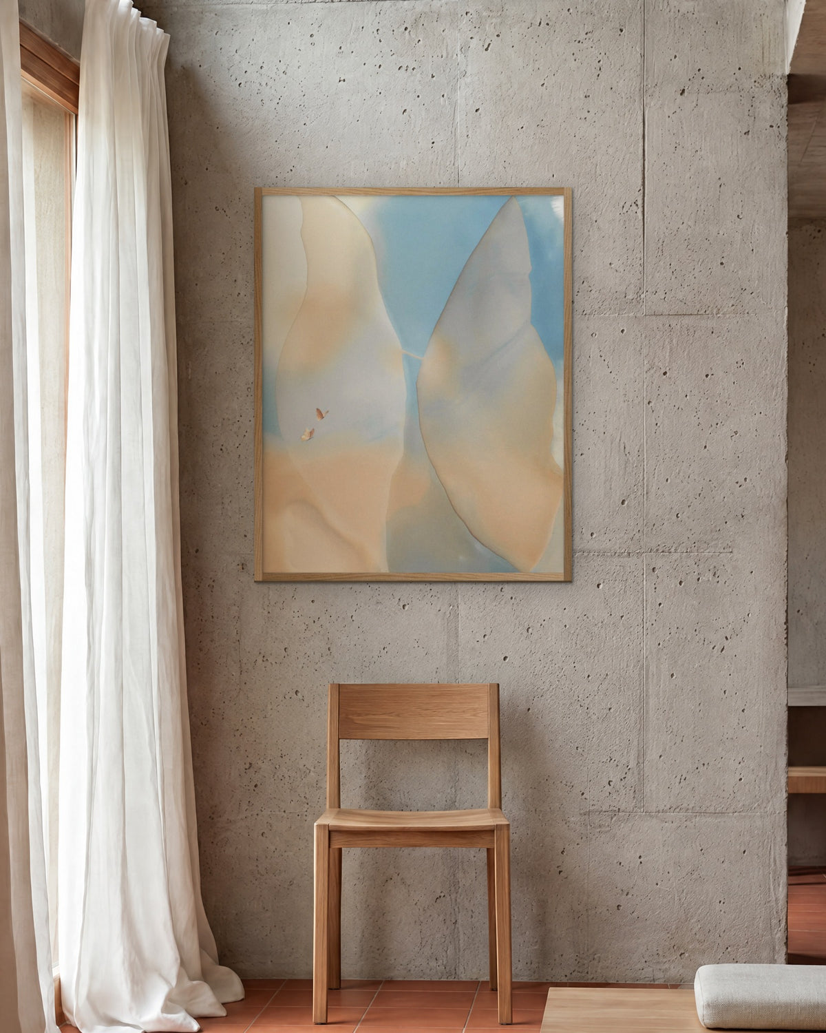 Bliss kunsttryk 80 x 100 cm i egetræsramme over stol i betonrum